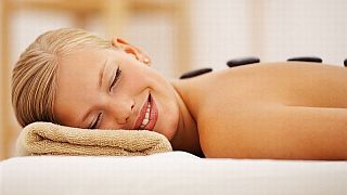 Hot-Stone Massage - Foto Yuri Arcurs Hot-Stone Massage - Foto Yuri Arcurs